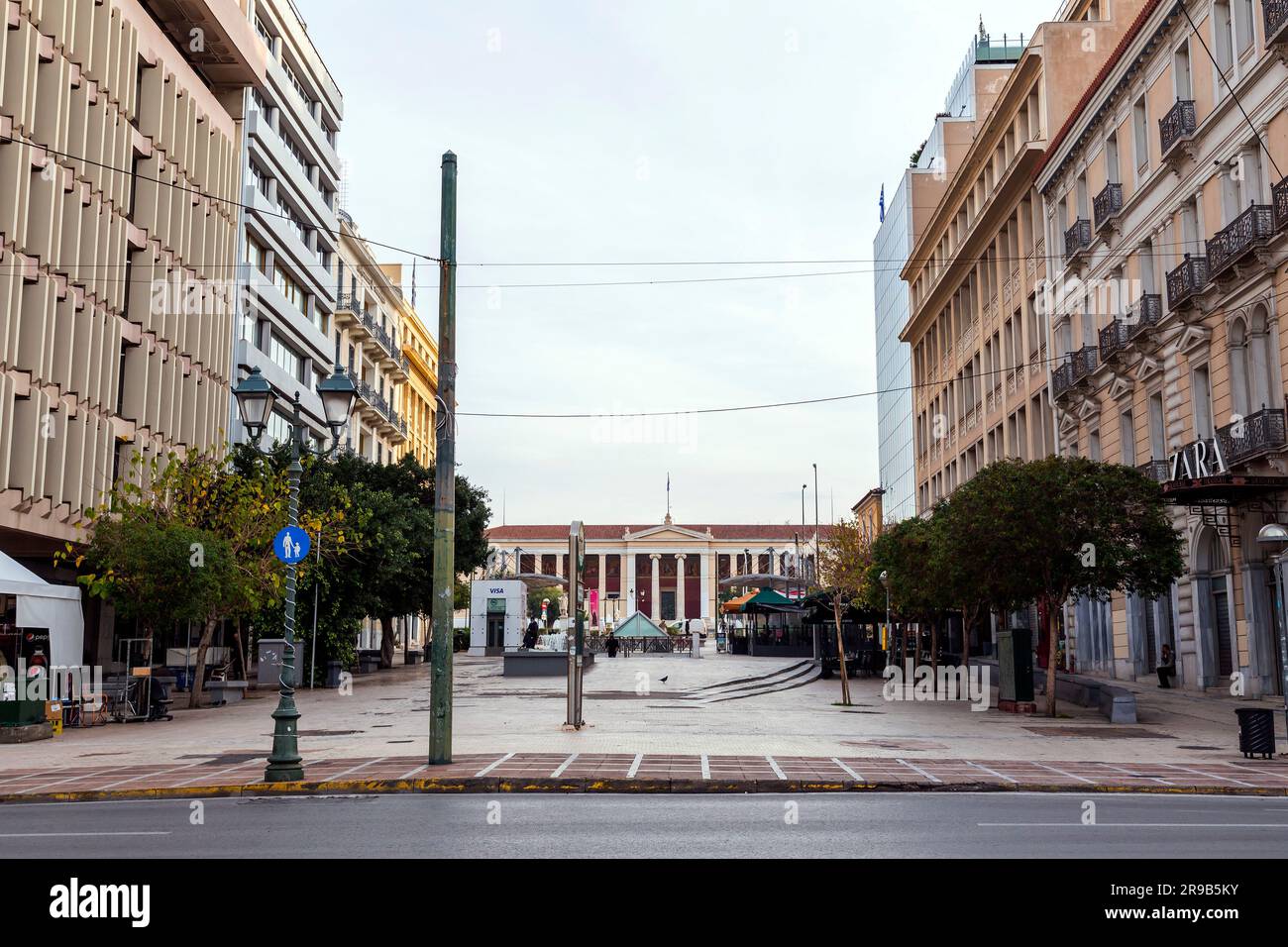 Athen, Griechenland - 27. November 2021: Klathmonos-Platz, das historische Zentrum von Athen. Stockfoto