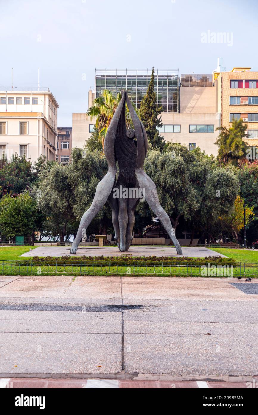 Athen, Griechenland - 27. November 2021: Impressionistische monumentale Bronzeskulptur von drei miteinander verflochtenen Figuren am Klathmonos-Platz, dem historischen Zentrum Stockfoto