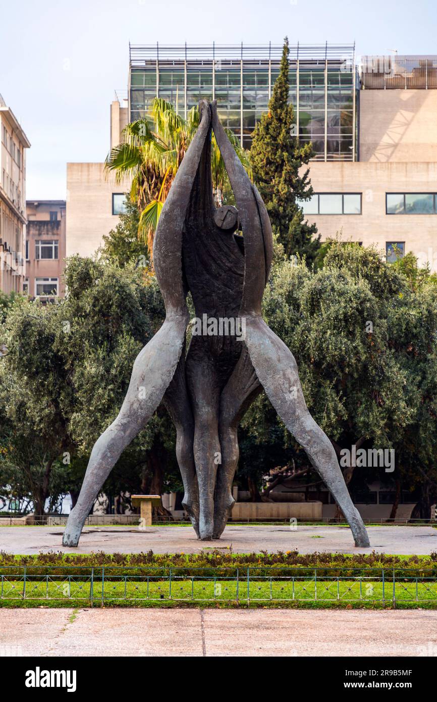 Athen, Griechenland - 27. November 2021: Impressionistische monumentale Bronzeskulptur von drei miteinander verflochtenen Figuren am Klathmonos-Platz, dem historischen Zentrum Stockfoto