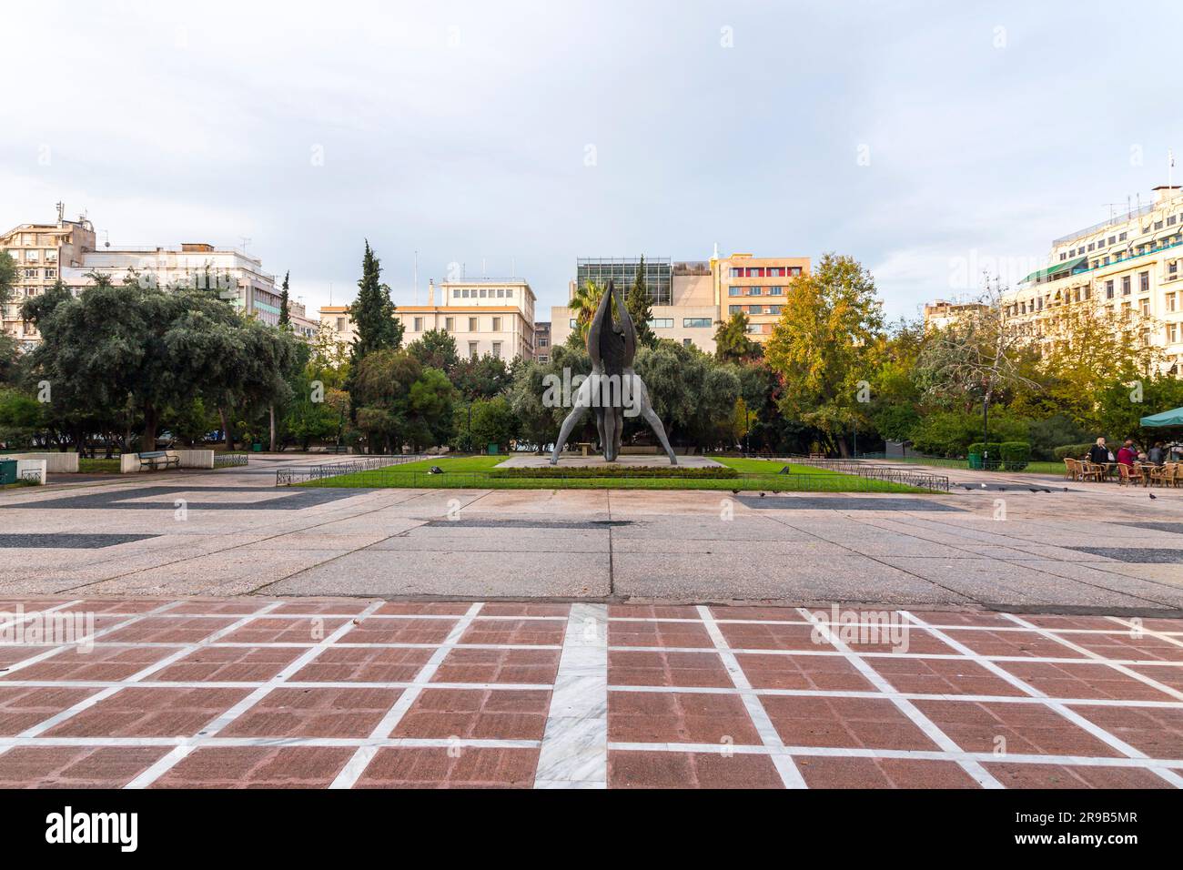 Athen, Griechenland - 27. November 2021: Impressionistische monumentale Bronzeskulptur von drei miteinander verflochtenen Figuren am Klathmonos-Platz, dem historischen Zentrum Stockfoto