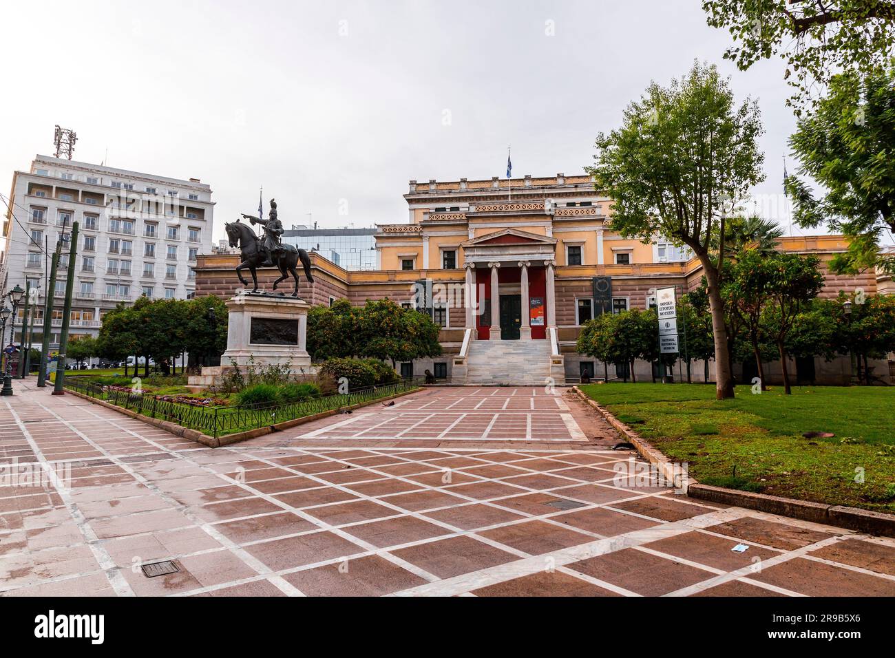 Athen, Griechenland - 27. November 2021: Außenansicht des Alten Parlamentsgebäudes, des heutigen Nationalhistorischen Museums von Griechenland, auf dem Kolokotronis-Platz, Stockfoto