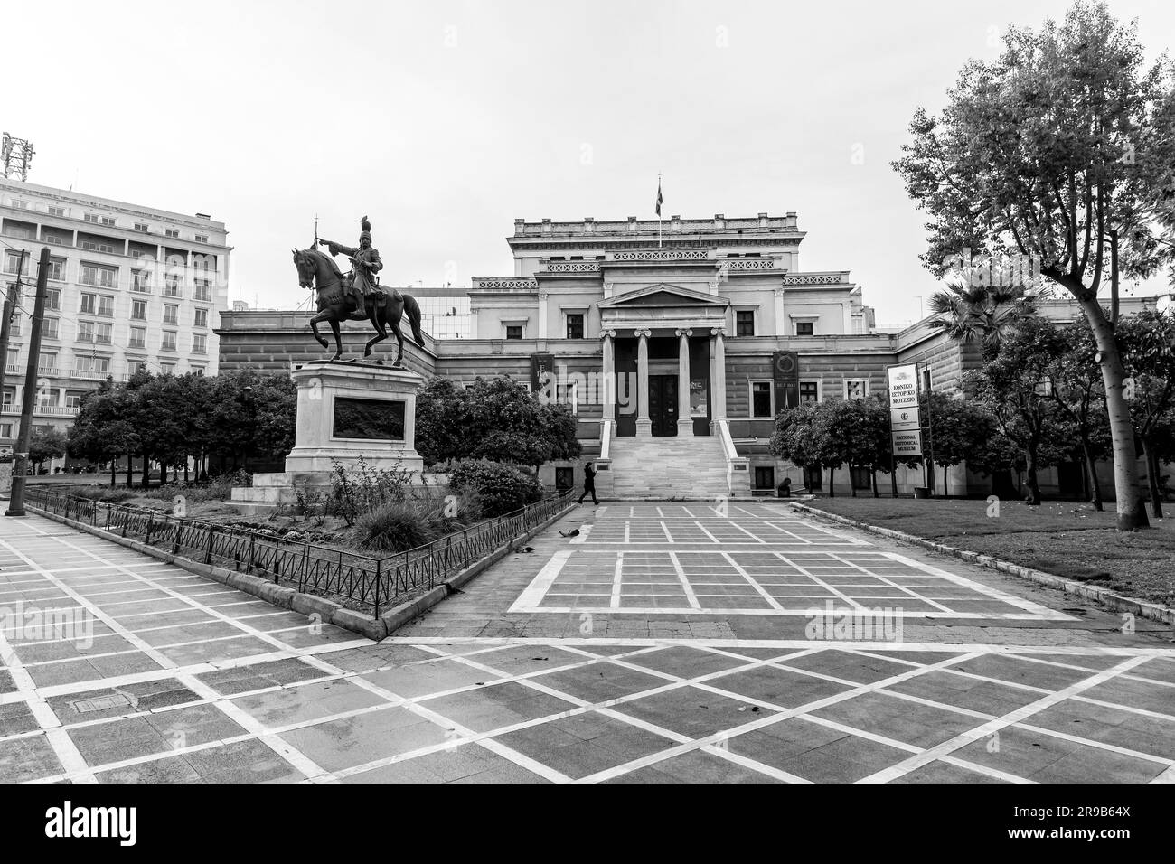 Athen, Griechenland - 27. November 2021: Außenansicht des Alten Parlamentsgebäudes, des heutigen Nationalhistorischen Museums von Griechenland, auf dem Kolokotronis-Platz, Stockfoto