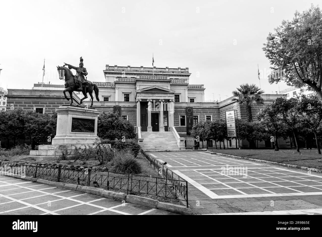 Athen, Griechenland - 27. November 2021: Außenansicht des Alten Parlamentsgebäudes, des heutigen Nationalhistorischen Museums von Griechenland, auf dem Kolokotronis-Platz, Stockfoto