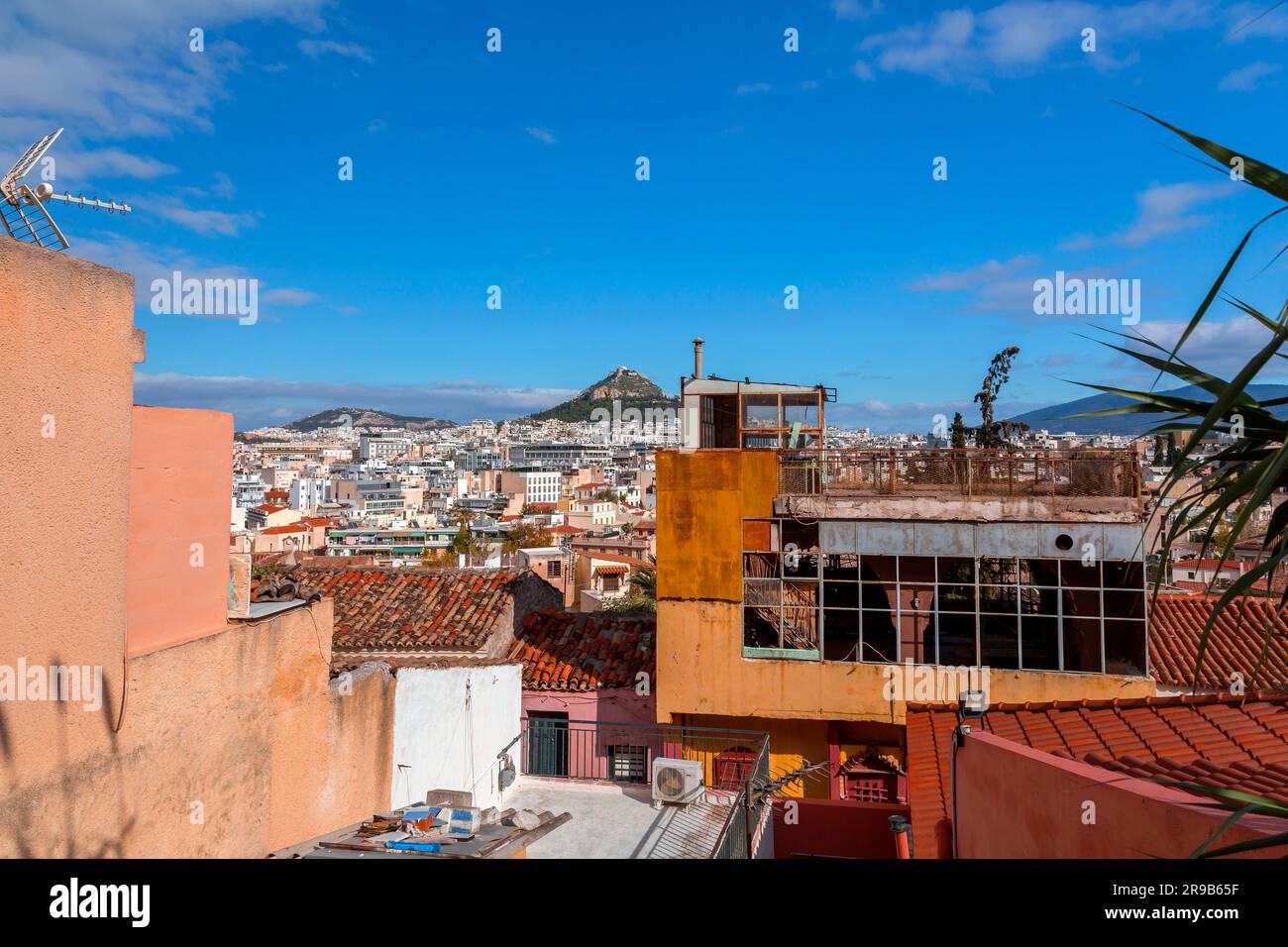 Athen, Griechenland - 25. November 2021: Athen, die griechische Hauptstadt, aus der Vogelperspektive. Stockfoto