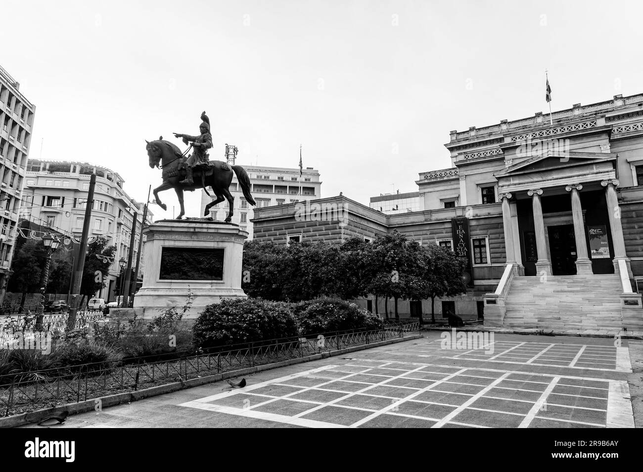 Athen, Griechenland - 27. November 2021: Außenansicht des Alten Parlamentsgebäudes, des heutigen Nationalhistorischen Museums von Griechenland, auf dem Kolokotronis-Platz, Stockfoto