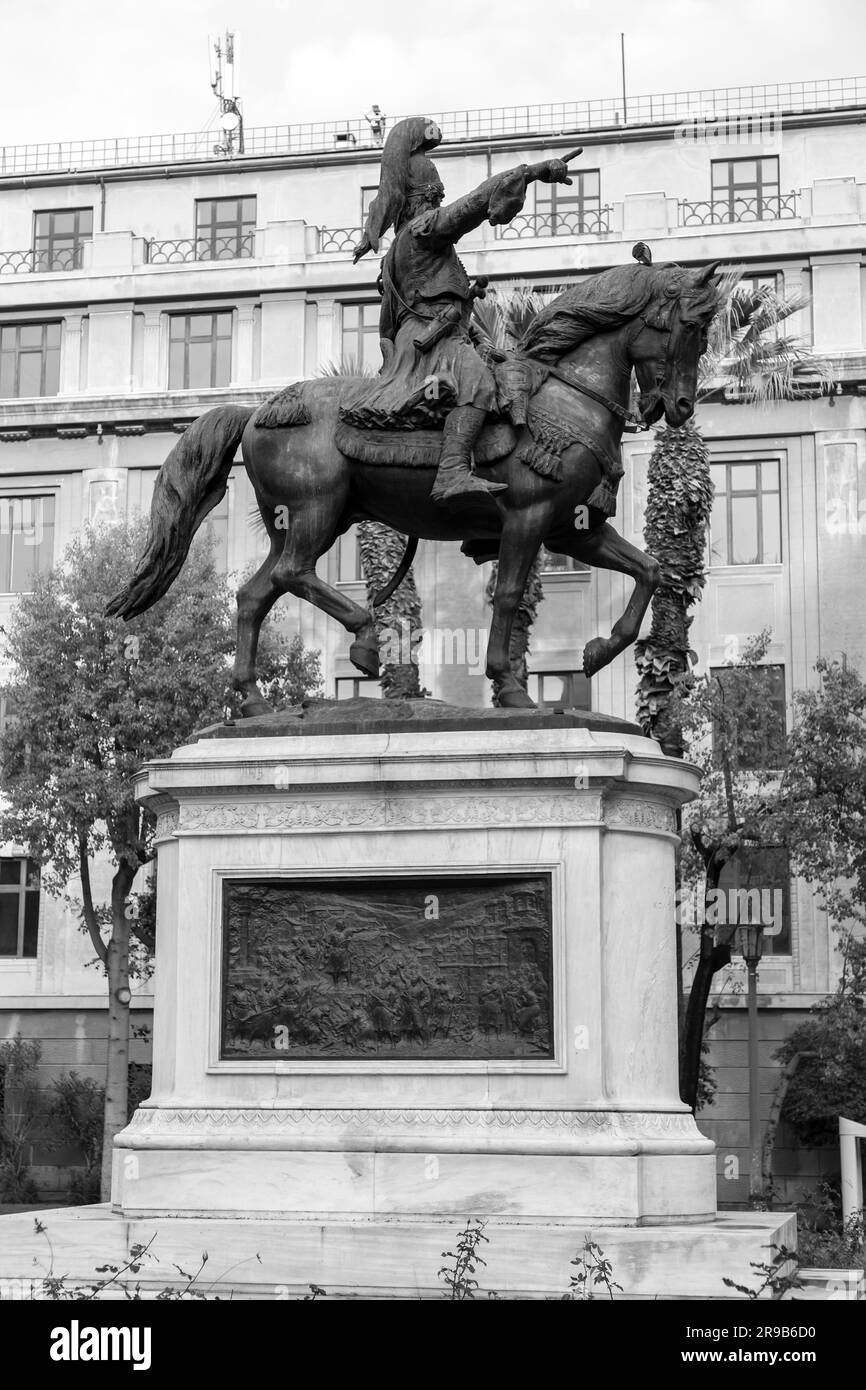 Athen, Griechenland - 27. November 2021: Außenansicht des Alten Parlamentsgebäudes, des heutigen Nationalhistorischen Museums von Griechenland, auf dem Kolokotronis-Platz, Stockfoto