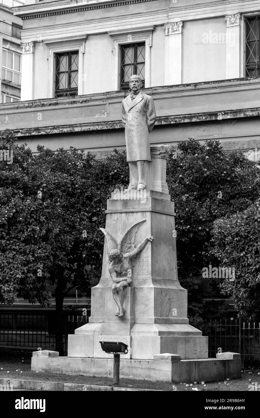 Athen, Griechenland - 27. November 2021: Außenansicht des Alten Parlamentsgebäudes, des heutigen Nationalhistorischen Museums von Griechenland, auf dem Kolokotronis-Platz, Stockfoto