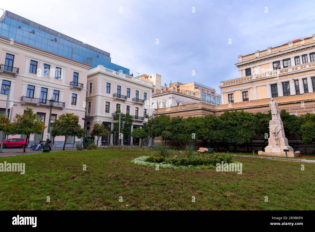 Athen, Griechenland - 27. November 2021: Außenansicht des Alten Parlamentsgebäudes, des heutigen Nationalhistorischen Museums von Griechenland, auf dem Kolokotronis-Platz, Stockfoto