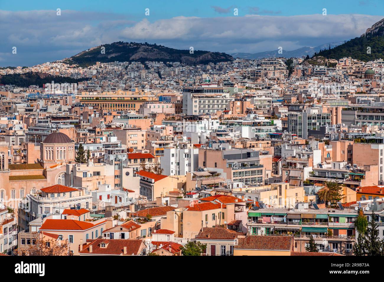 Athen, Griechenland - 25. November 2021: Athen, die griechische Hauptstadt, aus der Vogelperspektive. Stockfoto
