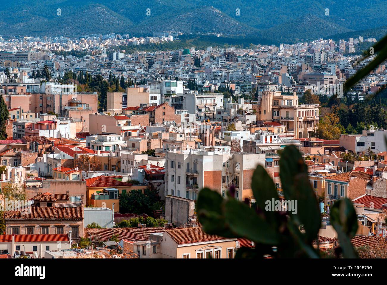 Athen, Griechenland - 25. November 2021: Athen, die griechische Hauptstadt, aus der Vogelperspektive. Stockfoto
