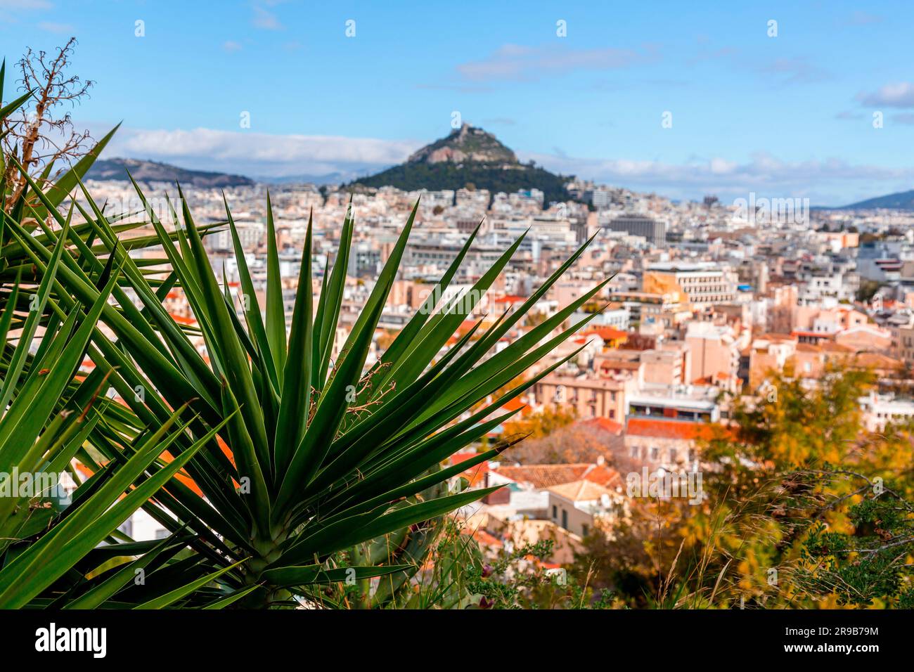 Der Lycabettus ist ein kreidehaltiger Kalksteinhügel in Athen. Mit 277 Metern über dem Meeresspiegel ist der Gipfel der höchste Punkt im Zentrum von Athen. Stockfoto