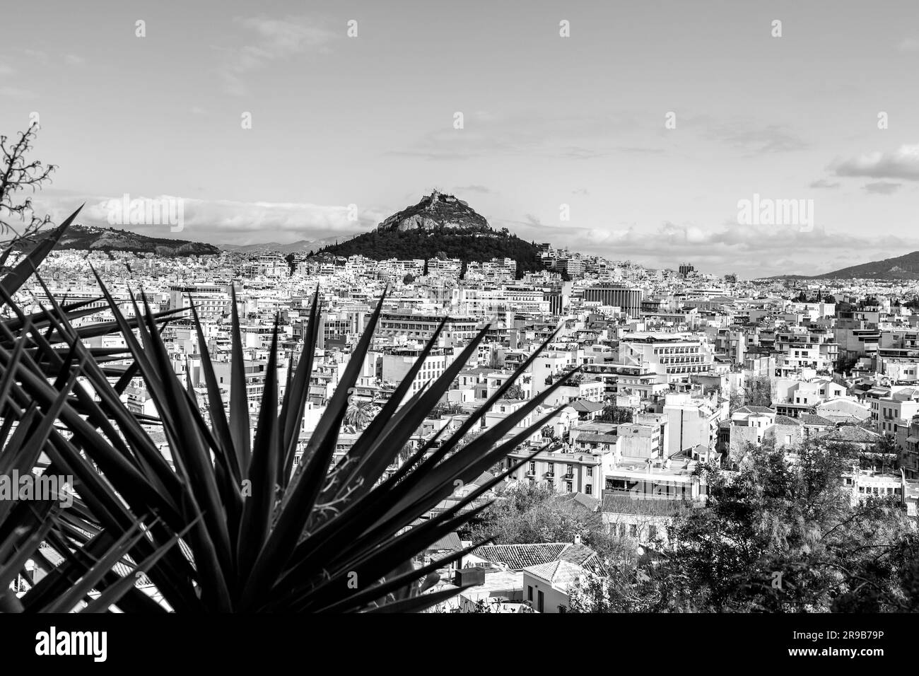 Der Lycabettus ist ein kreidehaltiger Kalksteinhügel in Athen. Mit 277 Metern über dem Meeresspiegel ist der Gipfel der höchste Punkt im Zentrum von Athen. Stockfoto