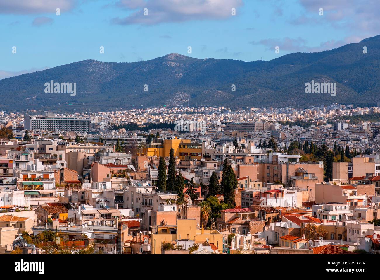 Athen, Griechenland - 25. November 2021: Athen, die griechische Hauptstadt, aus der Vogelperspektive. Stockfoto