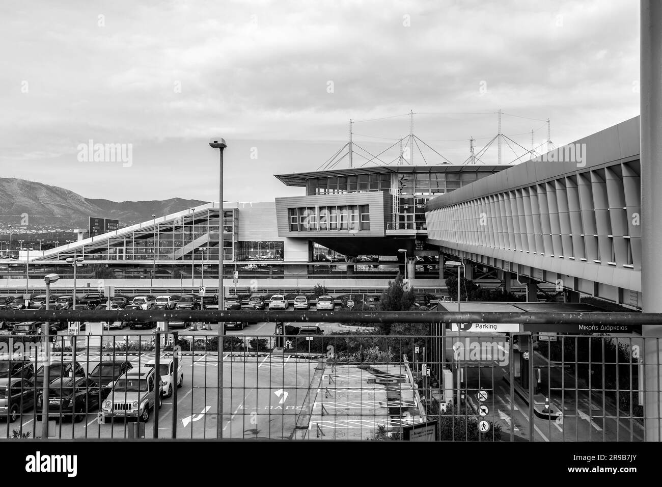 Athen, Griechenland - 27. November 2021: Internationaler Flughafen Athen Eleftherios Venizelos ist der größte internationale Flughafen Griechenlands und bedient die Stadt A. Stockfoto