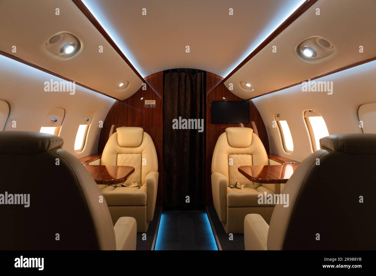 Innenansicht mit breitem Blick auf einen leeren Privatjet, luxuriöse Passagierkabine, Ledersitze im Interieur des Business-Privatjet Stockfoto