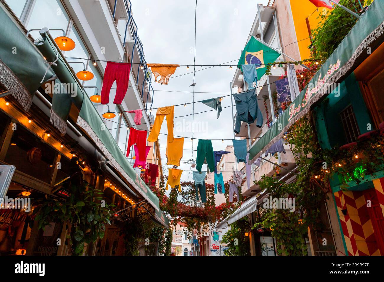 Athen, Griechenland - 25. November 2021: Blick von den zentralen Straßen von Athen, der griechischen Hauptstadt. Stockfoto