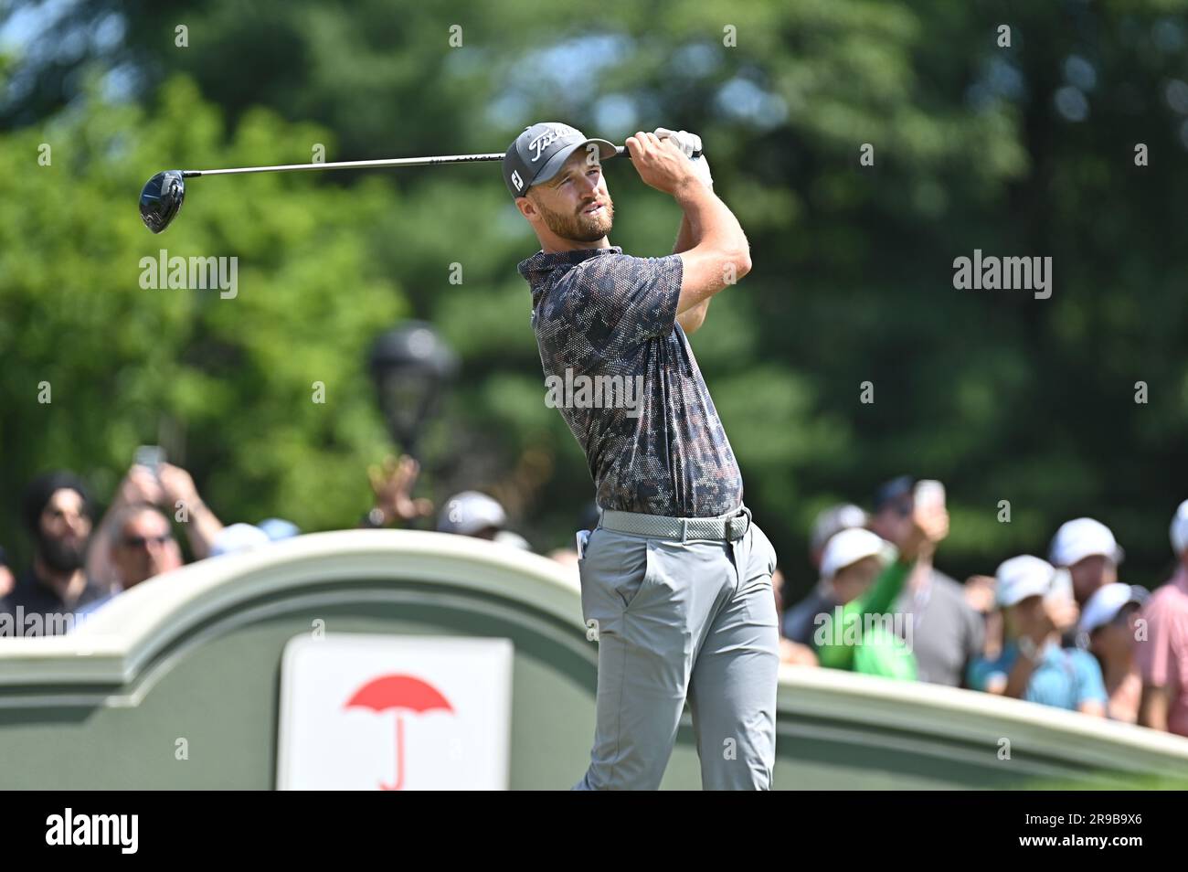 Sonntag, 25. Juni 2023: Wyndham Clark schlägt in der letzten Runde der Travelers Golf Championship in Cromwell, Connecticut, auf Loch 1 ab. Gregory Vasil/CSM(Kreditbild: © Gregory Vasil/Cal Sport Media) Stockfoto