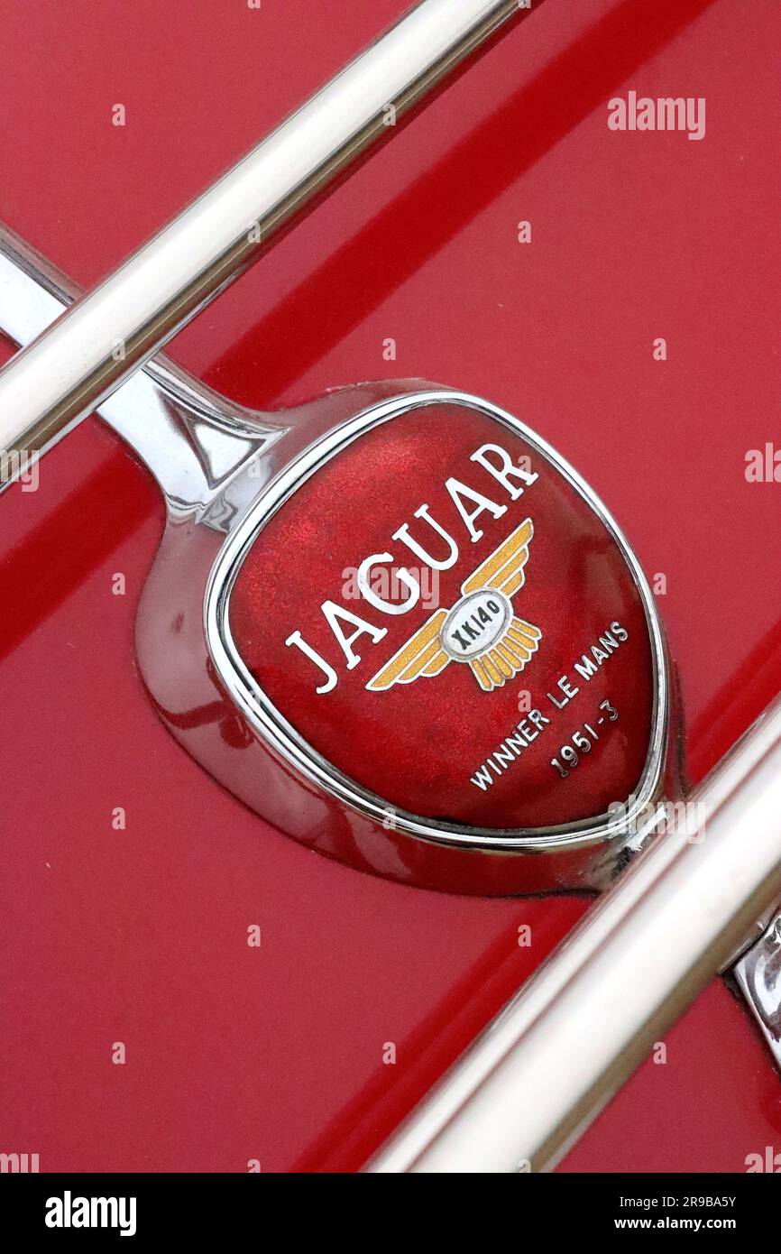 Jaguar XK140 Bootlid-Emblem zur Erinnerung an die dreifache Erfolgsserie des Unternehmens beim 24-Stunden-Rennen in Le Mans in den Jahren 1951, 1952 und 1953. Stockfoto