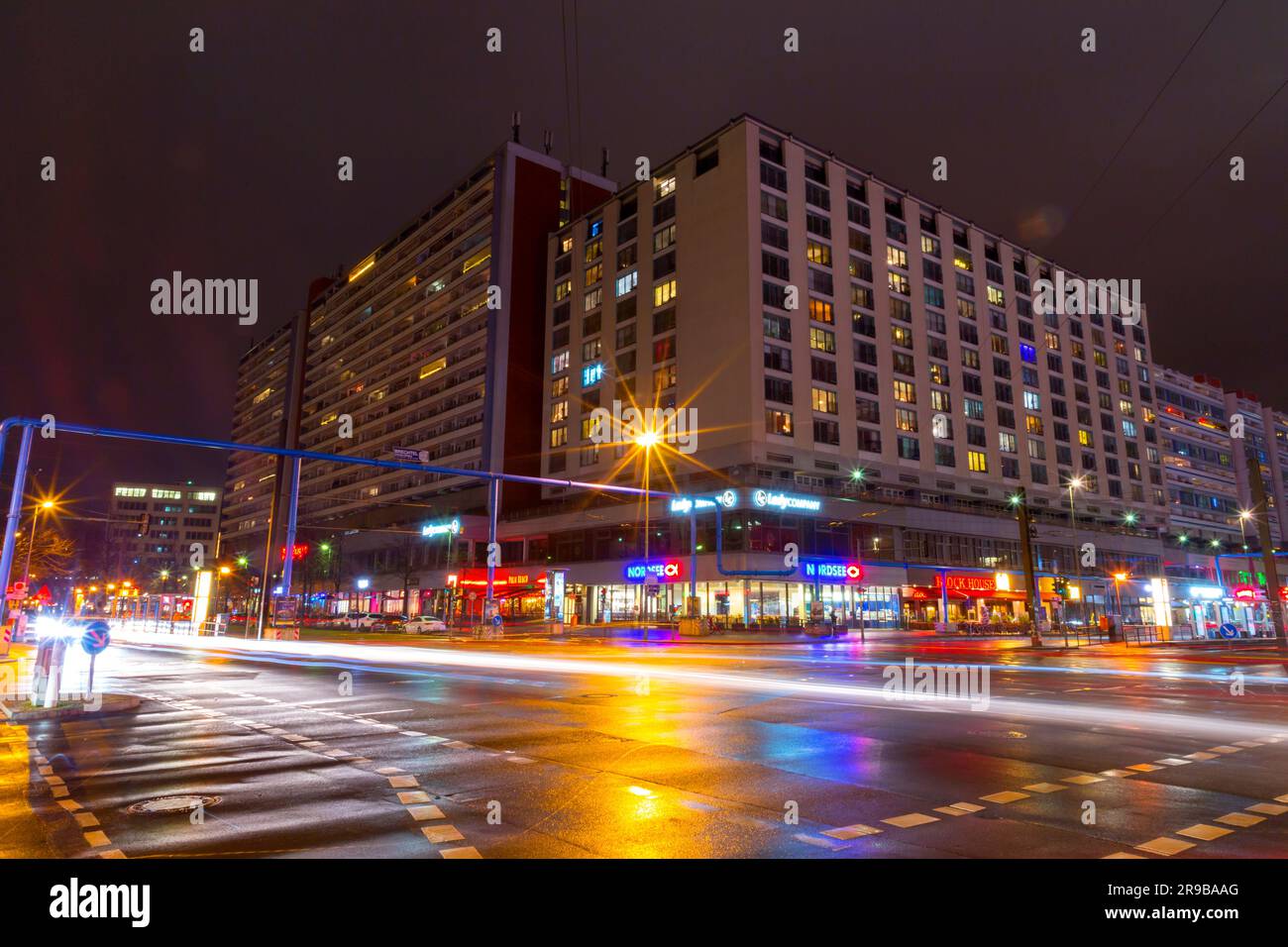 Berlin - 19. Dezember 2021: Straßenblick am Abend in Berlin. Wohngebäude und Stadtbild in der deutschen Hauptstadt. Stockfoto