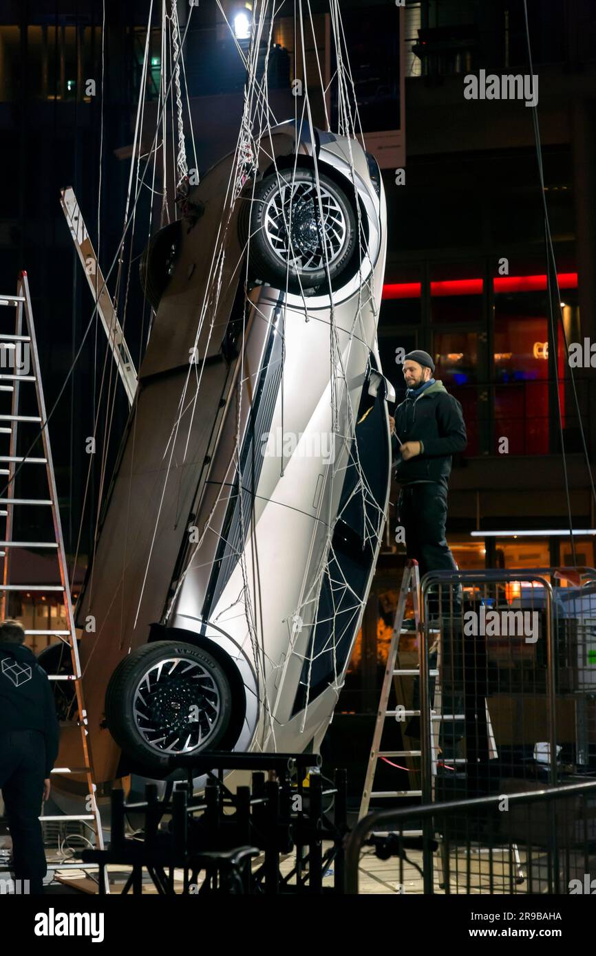 Berlin, Deutschland - 15. DEZ. 2021: Kunstinstallation mit einem Auto in der Mitte des Sony Centers, Potsdamerplatz, Berlin. Stockfoto