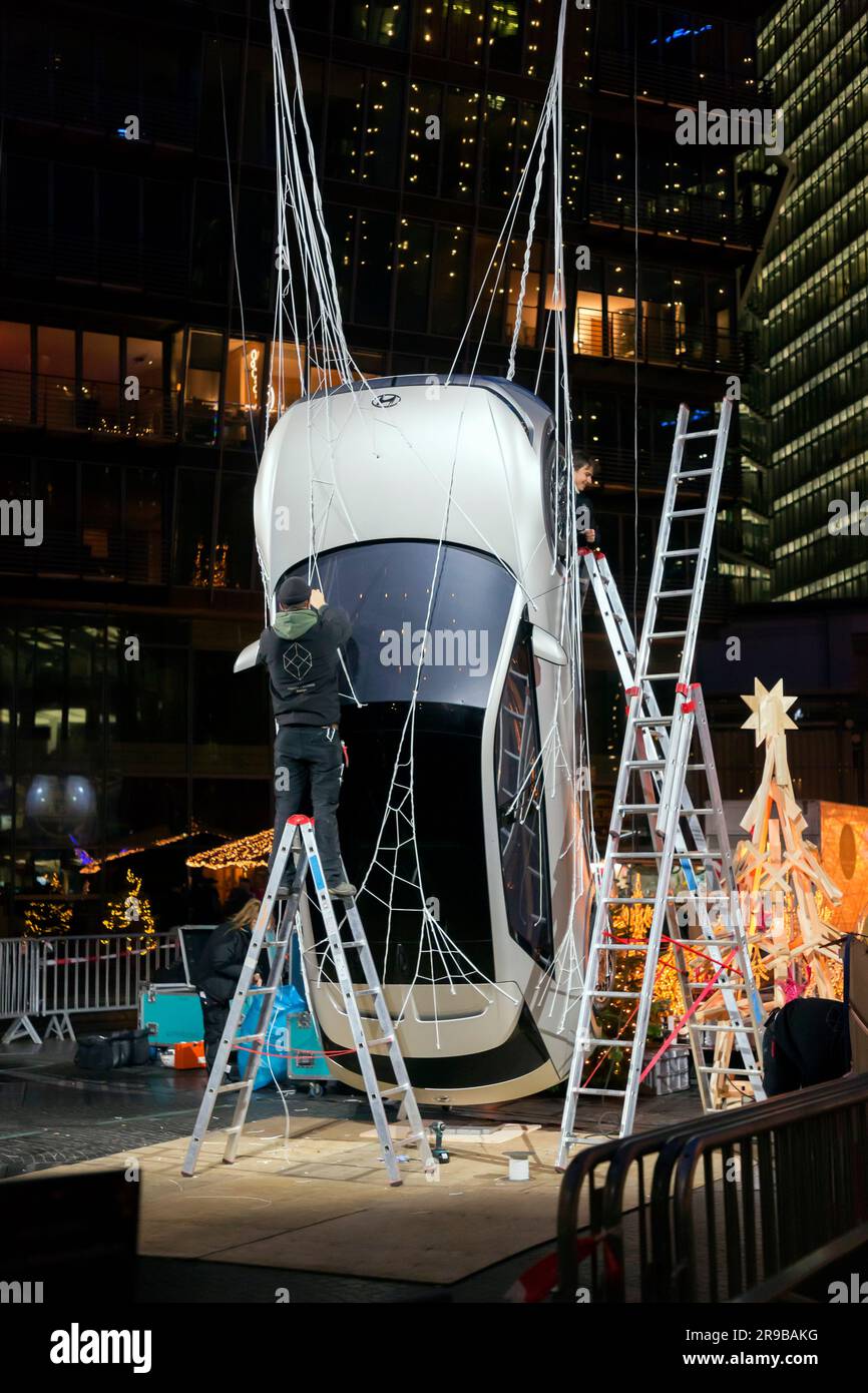 Berlin, Deutschland - 15. DEZ. 2021: Kunstinstallation mit einem Auto in der Mitte des Sony Centers, Potsdamerplatz, Berlin. Stockfoto