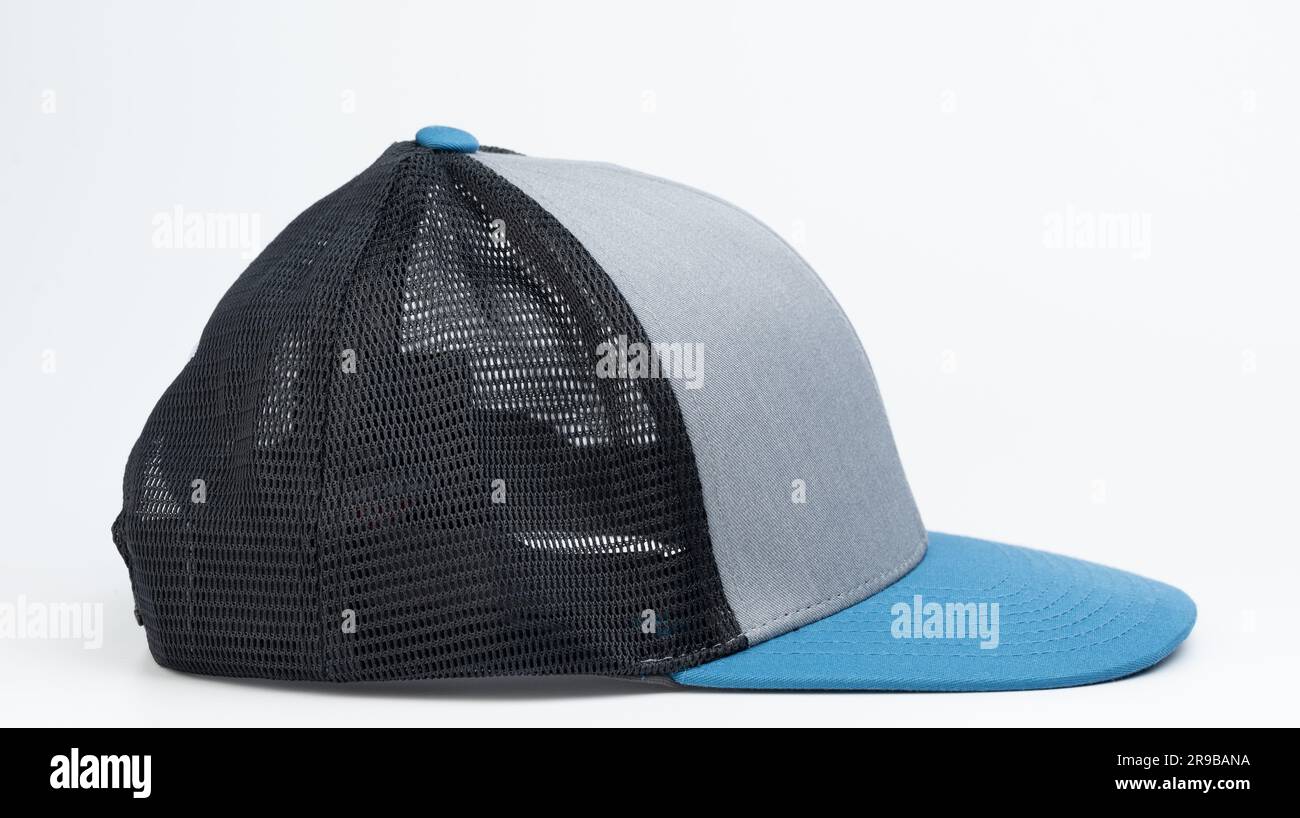 Legere Mütze mit schwarzem Netz, Seitenansicht hinten isoliert im Studiohintergrund Stockfoto