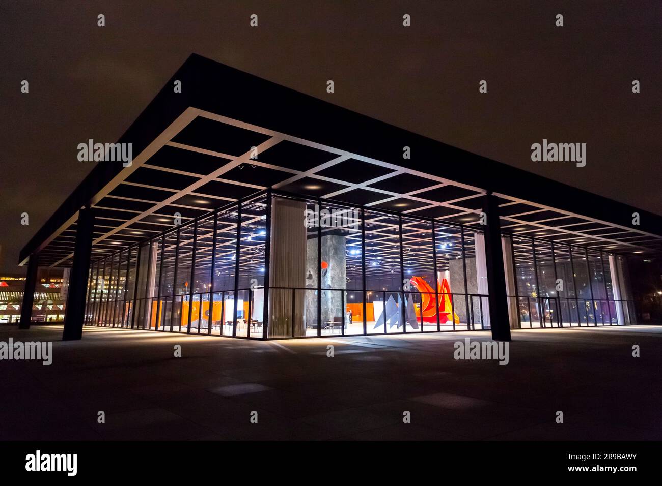Berlin, Deutschland - 15. DEZ. 2021: Die Neue Nationalgalerie - Neue Nationalgalerie im Kulturforum ist ein Museum für moderne Kunst in Berlin. Stockfoto