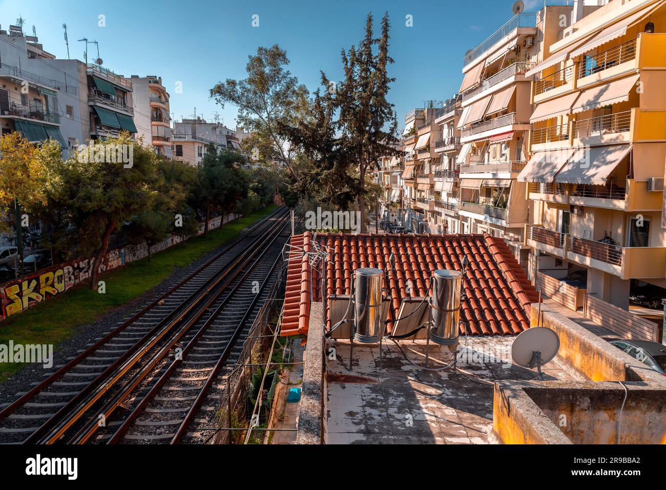 Athen, Griechenland - 25. November 2021: Eisenbahnschienen der Hellenischen Eisenbahn in Athen, Griechenland. Stockfoto