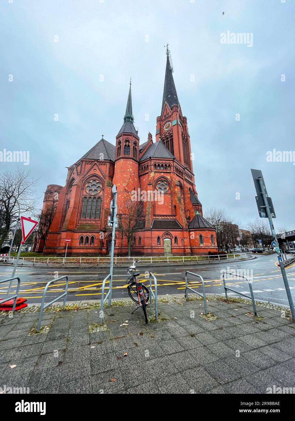 Berlin, Deutschland - 15. DEZ. 2021: Außenansicht der Lutherkirche, amerikanische Lutherische Kirche in Berlin. Stockfoto