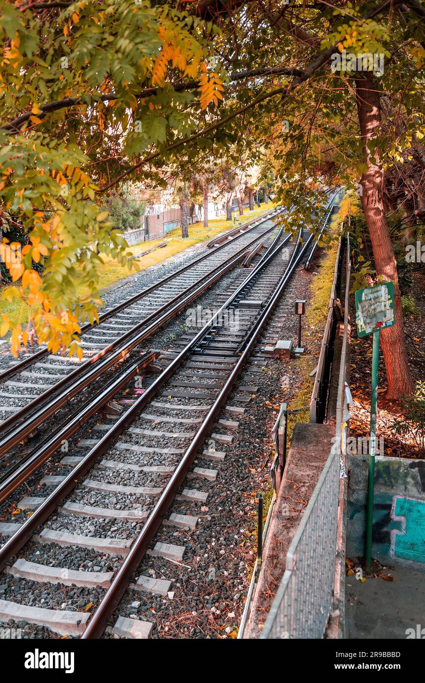 Athen, Griechenland - 25. November 2021: Eisenbahnschienen der Hellenischen Eisenbahn in Athen, Griechenland. Stockfoto