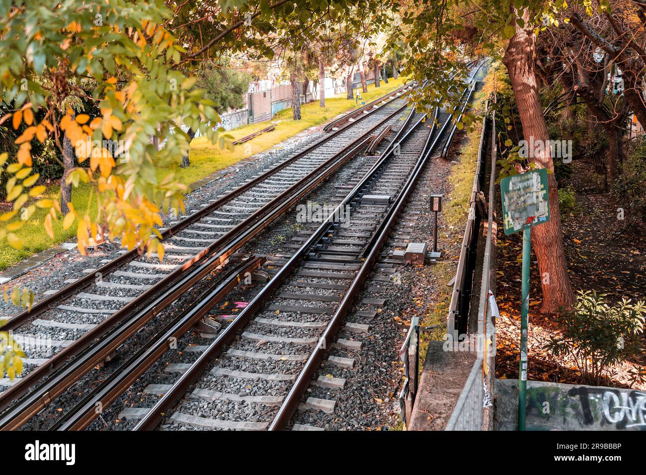 Athen, Griechenland - 25. November 2021: Eisenbahnschienen der Hellenischen Eisenbahn in Athen, Griechenland. Stockfoto