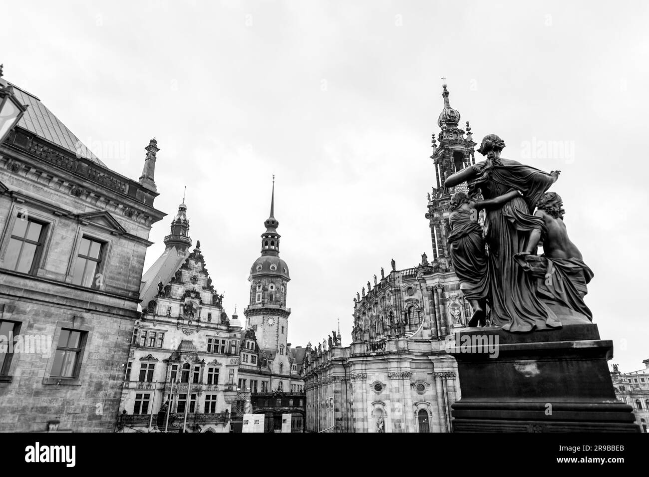 Rückseite einer Statue in Richtung der Kathedrale der Heiligen Dreifaltigkeit, Katolische Hofkirche in der Dresdner Altstadt. Stockfoto