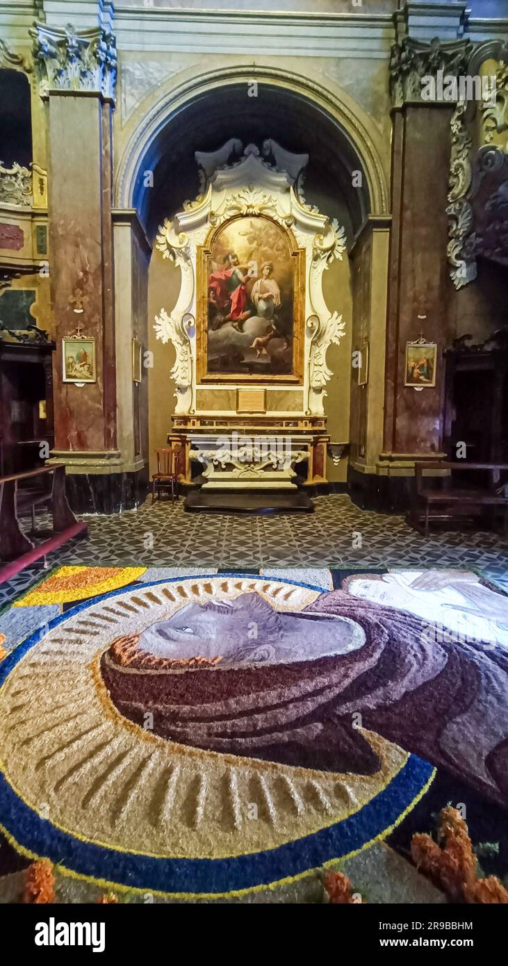 Dekoration mit Blumen in der Kirche Saint Rufo - Processione dei Ceri ed infiorata / Prozession der Kerzen und Blumenausstellung - Statue des heiligen Stockfoto