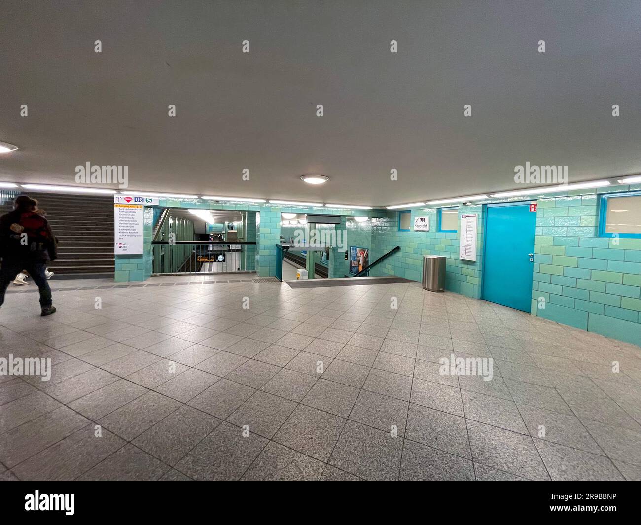 Berlin, Deutschland - 18. DEZ. 2021: Innerhalb der U-Bahn-Station Alexanderplatz in Berlin. Stockfoto