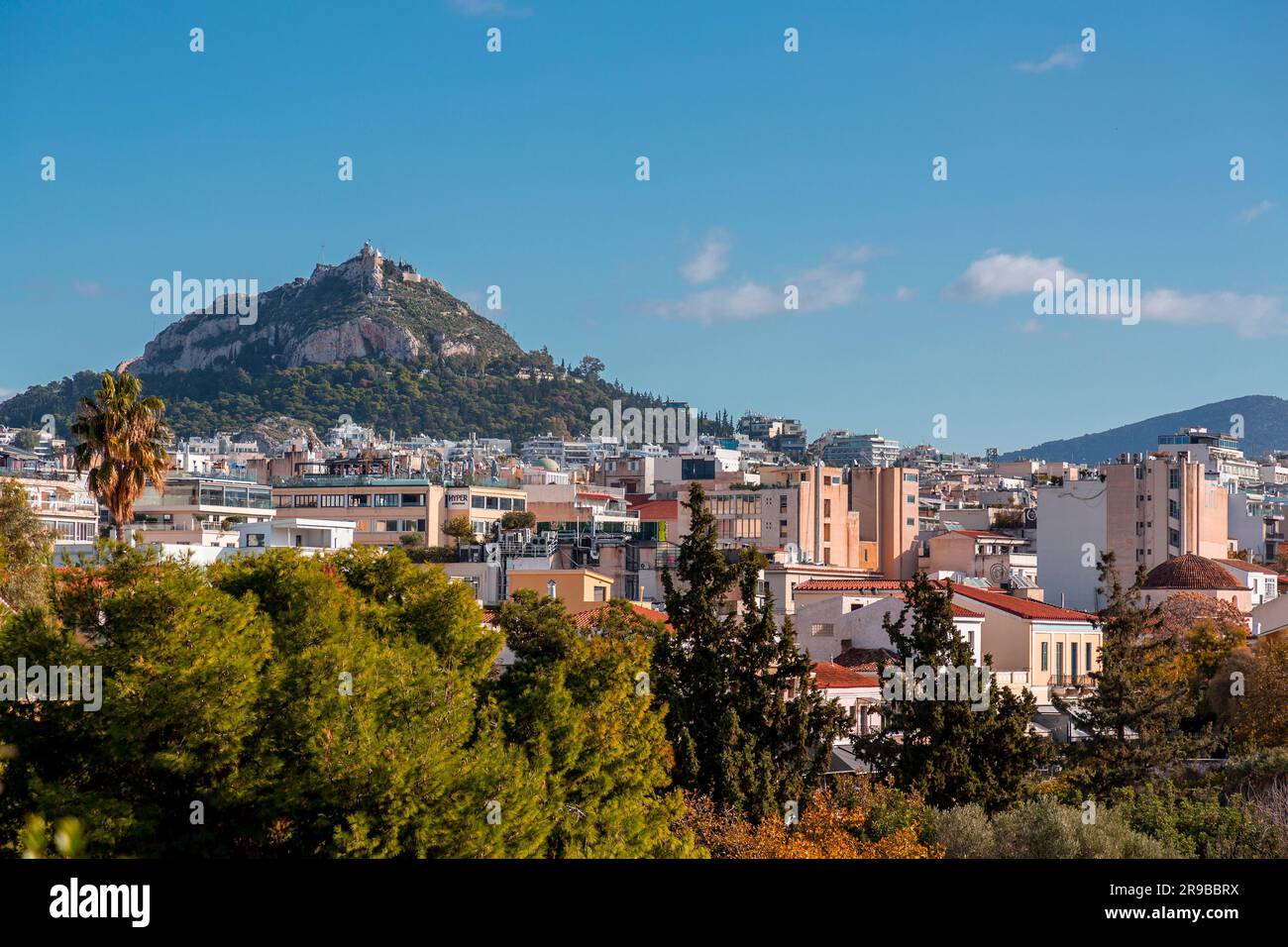 Athen, Griechenland - 25. November 2021: Der Berg Lycabettus ist ein kreidehaltiger Kalksteinhügel in Athen. Auf 277 Metern über dem Meeresspiegel ist der Gipfel das höchste Poin Stockfoto