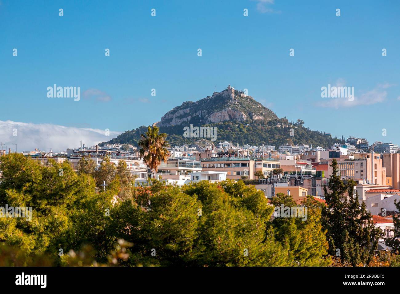 Athen, Griechenland - 25. November 2021: Der Berg Lycabettus ist ein kreidehaltiger Kalksteinhügel in Athen. Auf 277 Metern über dem Meeresspiegel ist der Gipfel das höchste Poin Stockfoto