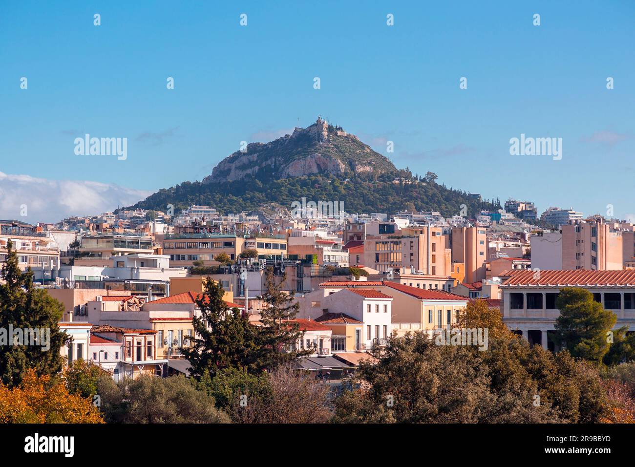 Athen, Griechenland - 25. November 2021: Der Berg Lycabettus ist ein kreidehaltiger Kalksteinhügel in Athen. Auf 277 Metern über dem Meeresspiegel ist der Gipfel das höchste Poin Stockfoto
