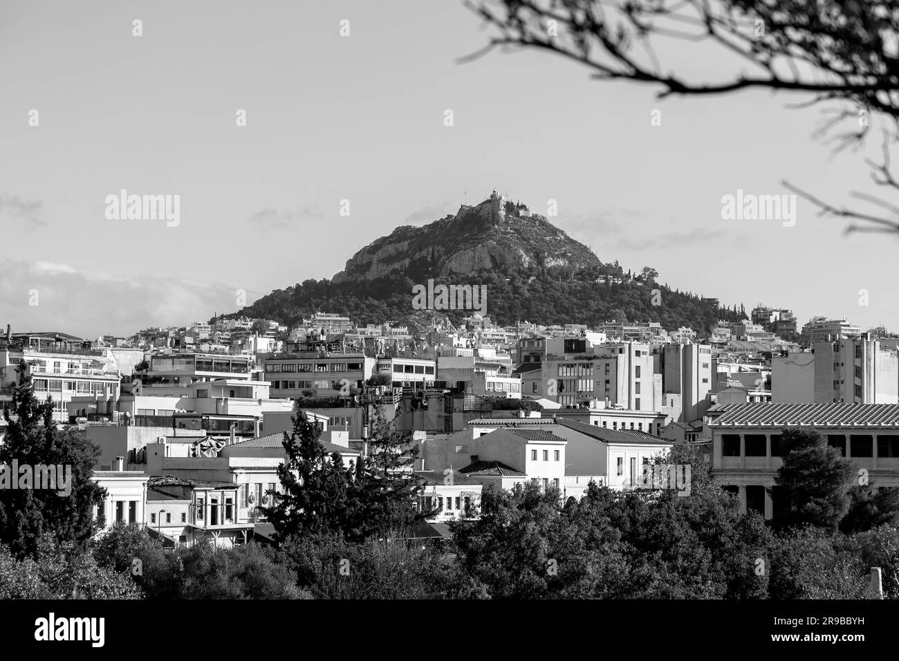 Athen, Griechenland - 25. November 2021: Der Berg Lycabettus ist ein kreidehaltiger Kalksteinhügel in Athen. Auf 277 Metern über dem Meeresspiegel ist der Gipfel das höchste Poin Stockfoto