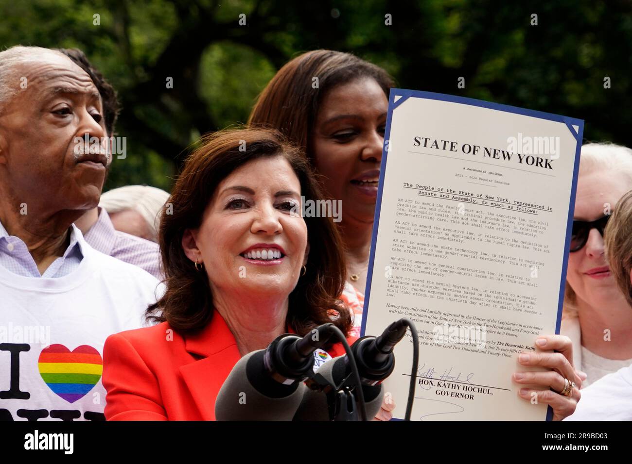New York, New York, USA. 25. Juni 2023 Govenor Kathy Hochul, Bundesstaat New York, unterzeichnete ein landesweit führendes Gesetz zum Schutz und zur Bestätigung der LGBTQ-Gemeinde, bevor sie an der jährlichen „Pride March“ in New York City teilnimmt. Gouverneur Hochul unterzeichnete ein bahnbrechendes neues Gesetz, das New York zu einem „sicheren Hafen“ für die Transsituation macht, indem es sicherstellt, dass New York Transjugendliche, ihre Eltern und ihre Ärzte schützt, und ein anderes Gesetz, das ihr Recht auf Suchtbehandlung und Rehabilitation schützt. Der Gouverneur unterzeichnete außerdem drei neue Gesetze, die Rechtsdokumente in New York aktualisieren, um veraltete Dokumente zu entfernen Stockfoto