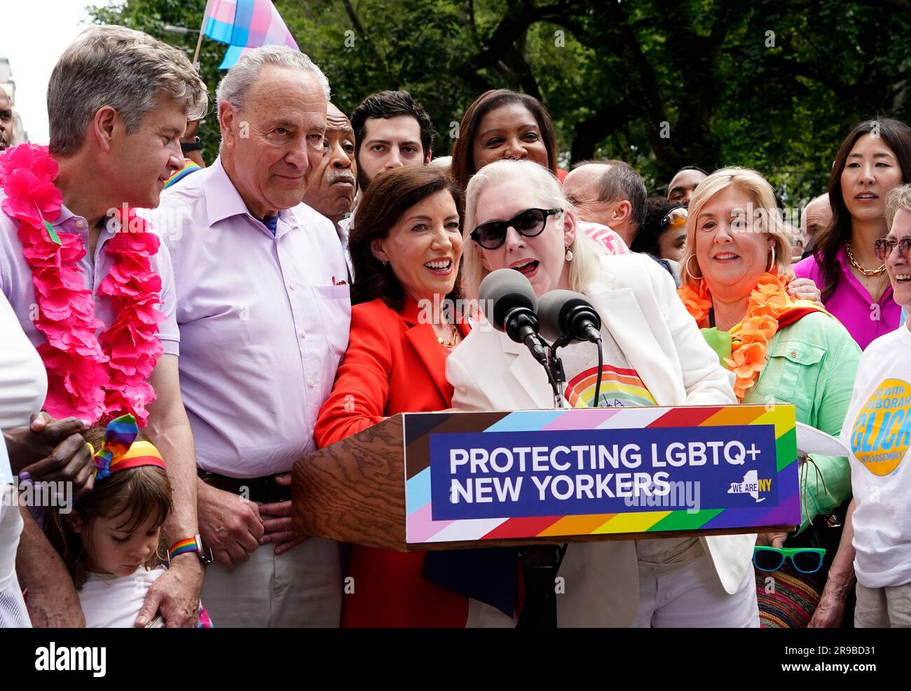 New York, New York, USA. Am 25. Juni 2023 unterzeichnete Chuck Schumer, Kirsten Gillibrand, New York State Govenor Kathy Hochul, ein landesweit führendes Gesetz zum Schutz und zur Bestätigung der LGBTQ-Gemeinde, bevor sie an der jährlichen Pride March in New York City teilnimmt. Gouverneur Hochul unterzeichnete ein bahnbrechendes neues Gesetz, das New York zu einem „sicheren Hafen“ für die Transsituation macht, indem es sicherstellt, dass New York Transjugendliche, ihre Eltern und ihre Ärzte schützt, und ein anderes Gesetz, das ihr Recht auf Suchtbehandlung und Rehabilitation schützt. Der Gouverneur unterzeichnete außerdem drei neue Gesetze, die das Rechtsdokumen aktualisieren Stockfoto