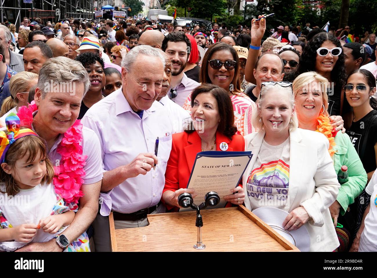 New York, New York, USA. Am 25. Juni 2023 unterzeichnete Chuck Schumer, Kirsten Gillibrand, New York State Govenor Kathy Hochul, ein landesweit führendes Gesetz zum Schutz und zur Bestätigung der LGBTQ-Gemeinde, bevor sie an der jährlichen Pride March in New York City teilnimmt. Gouverneur Hochul unterzeichnete ein bahnbrechendes neues Gesetz, das New York zu einem „sicheren Hafen“ für die Transsituation macht, indem es sicherstellt, dass New York Transjugendliche, ihre Eltern und ihre Ärzte schützt, und ein anderes Gesetz, das ihr Recht auf Suchtbehandlung und Rehabilitation schützt. Der Gouverneur unterzeichnete außerdem drei neue Gesetze, die das Rechtsdokumen aktualisieren Stockfoto