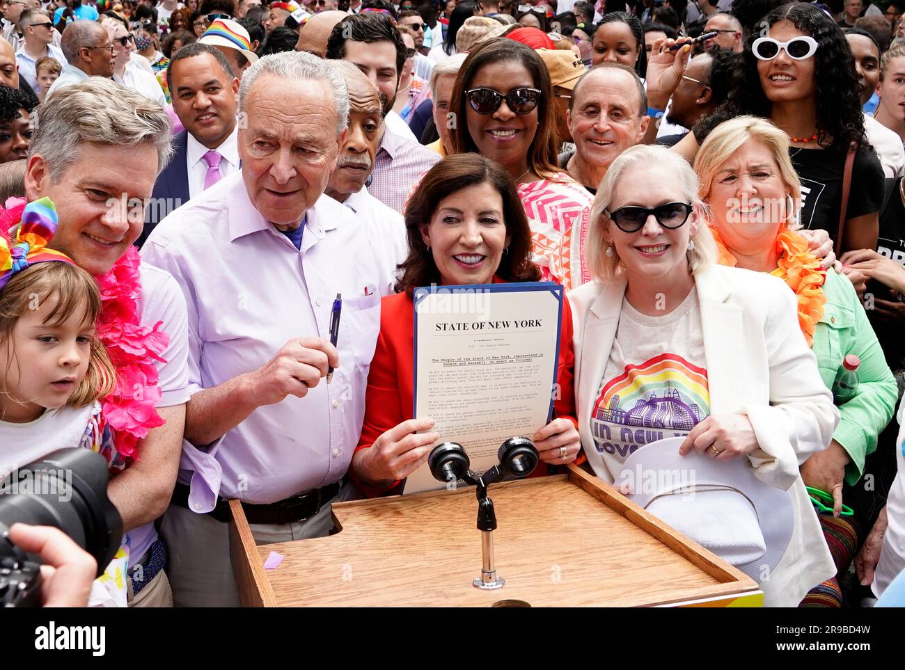 New York, New York, USA. Am 25. Juni 2023 unterzeichnete Chuck Schumer, Kirsten Gillibrand, New York State Govenor Kathy Hochul, ein landesweit führendes Gesetz zum Schutz und zur Bestätigung der LGBTQ-Gemeinde, bevor sie an der jährlichen Pride March in New York City teilnimmt. Gouverneur Hochul unterzeichnete ein bahnbrechendes neues Gesetz, das New York zu einem „sicheren Hafen“ für die Transsituation macht, indem es sicherstellt, dass New York Transjugendliche, ihre Eltern und ihre Ärzte schützt, und ein anderes Gesetz, das ihr Recht auf Suchtbehandlung und Rehabilitation schützt. Der Gouverneur unterzeichnete außerdem drei neue Gesetze, die das Rechtsdokumen aktualisieren Stockfoto