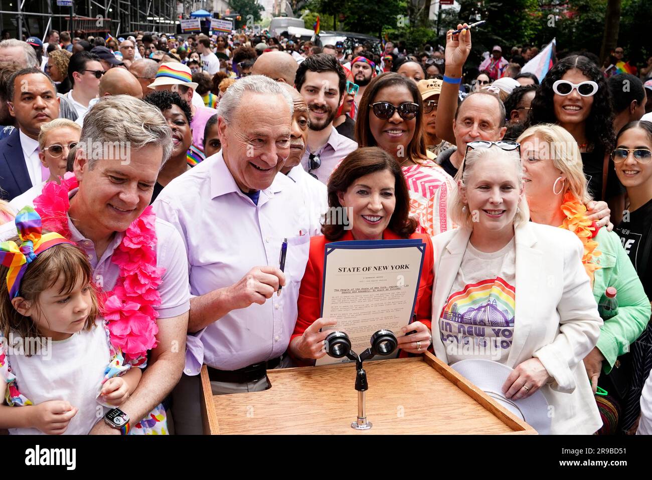 New York, New York, USA. Am 25. Juni 2023 unterzeichnete Chuck Schumer, Kirsten Gillibrand, New York State Govenor Kathy Hochul, ein landesweit führendes Gesetz zum Schutz und zur Bestätigung der LGBTQ-Gemeinde, bevor sie an der jährlichen Pride March in New York City teilnimmt. Gouverneur Hochul unterzeichnete ein bahnbrechendes neues Gesetz, das New York zu einem „sicheren Hafen“ für die Transsituation macht, indem es sicherstellt, dass New York Transjugendliche, ihre Eltern und ihre Ärzte schützt, und ein anderes Gesetz, das ihr Recht auf Suchtbehandlung und Rehabilitation schützt. Der Gouverneur unterzeichnete außerdem drei neue Gesetze, die das Rechtsdokumen aktualisieren Stockfoto