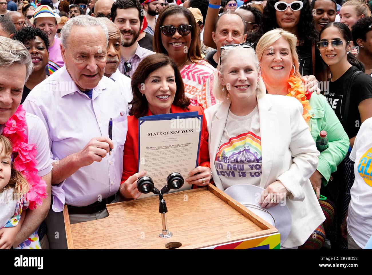 New York, New York, USA. Am 25. Juni 2023 unterzeichnete Chuck Schumer, Kirsten Gillibrand, New York State Govenor Kathy Hochul, ein landesweit führendes Gesetz zum Schutz und zur Bestätigung der LGBTQ-Gemeinde, bevor sie an der jährlichen Pride March in New York City teilnimmt. Gouverneur Hochul unterzeichnete ein bahnbrechendes neues Gesetz, das New York zu einem „sicheren Hafen“ für die Transsituation macht, indem es sicherstellt, dass New York Transjugendliche, ihre Eltern und ihre Ärzte schützt, und ein anderes Gesetz, das ihr Recht auf Suchtbehandlung und Rehabilitation schützt. Der Gouverneur unterzeichnete außerdem drei neue Gesetze, die das Rechtsdokumen aktualisieren Stockfoto
