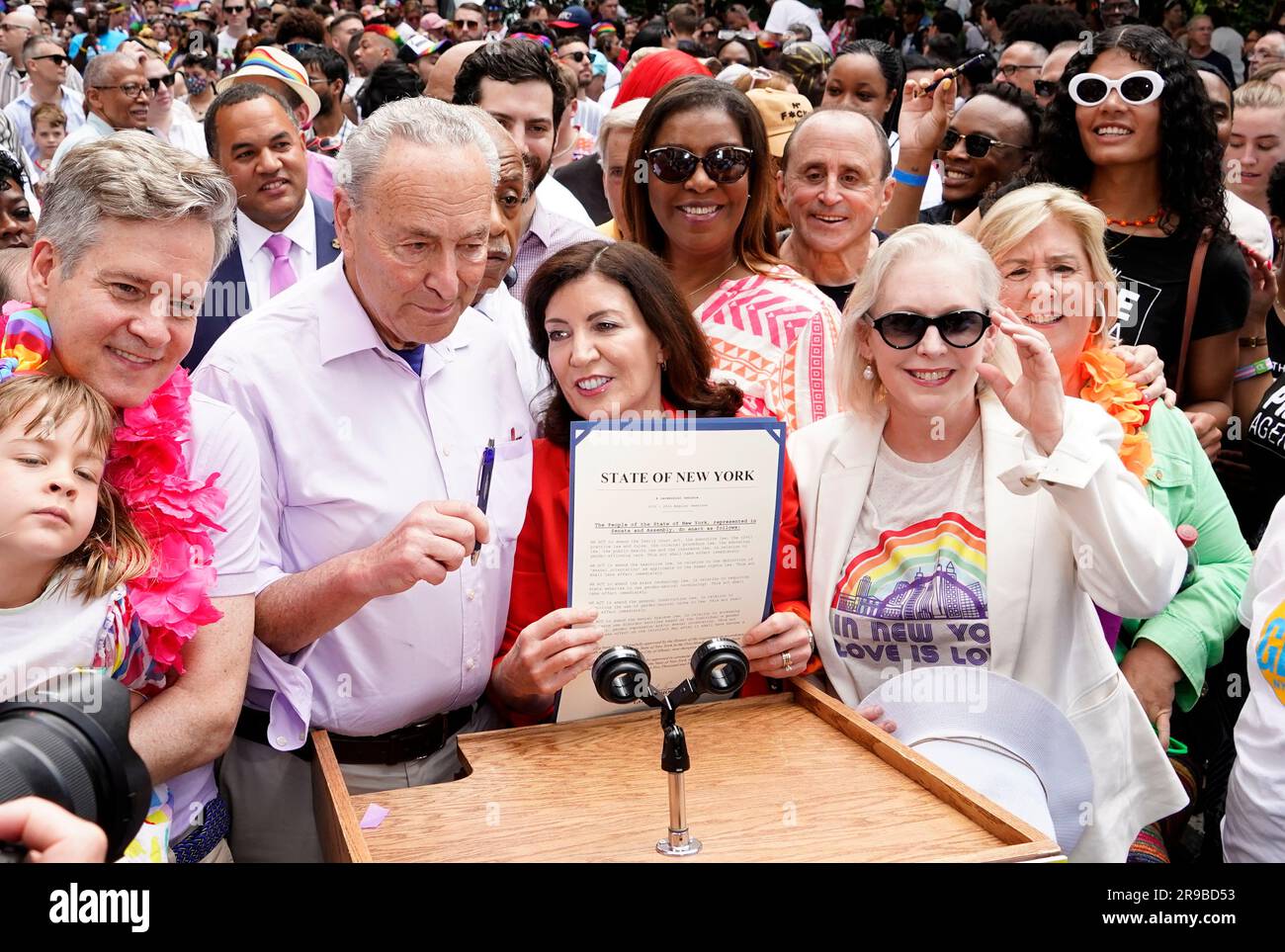 New York, New York, USA. Am 25. Juni 2023 unterzeichnete Chuck Schumer, Kirsten Gillibrand, New York State Govenor Kathy Hochul, ein landesweit führendes Gesetz zum Schutz und zur Bestätigung der LGBTQ-Gemeinde, bevor sie an der jährlichen Pride March in New York City teilnimmt. Gouverneur Hochul unterzeichnete ein bahnbrechendes neues Gesetz, das New York zu einem „sicheren Hafen“ für die Transsituation macht, indem es sicherstellt, dass New York Transjugendliche, ihre Eltern und ihre Ärzte schützt, und ein anderes Gesetz, das ihr Recht auf Suchtbehandlung und Rehabilitation schützt. Der Gouverneur unterzeichnete außerdem drei neue Gesetze, die das Rechtsdokumen aktualisieren Stockfoto
