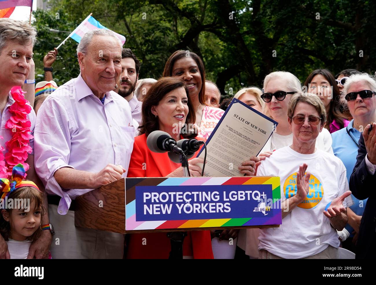 New York, New York, USA. Am 25. Juni 2023 unterzeichnete Chuck Schumer, Kirsten Gillibrand, New York State Govenor Kathy Hochul, ein landesweit führendes Gesetz zum Schutz und zur Bestätigung der LGBTQ-Gemeinde, bevor sie an der jährlichen Pride March in New York City teilnimmt. Gouverneur Hochul unterzeichnete ein bahnbrechendes neues Gesetz, das New York zu einem „sicheren Hafen“ für die Transsituation macht, indem es sicherstellt, dass New York Transjugendliche, ihre Eltern und ihre Ärzte schützt, und ein anderes Gesetz, das ihr Recht auf Suchtbehandlung und Rehabilitation schützt. Der Gouverneur unterzeichnete außerdem drei neue Gesetze, die das Rechtsdokumen aktualisieren Stockfoto