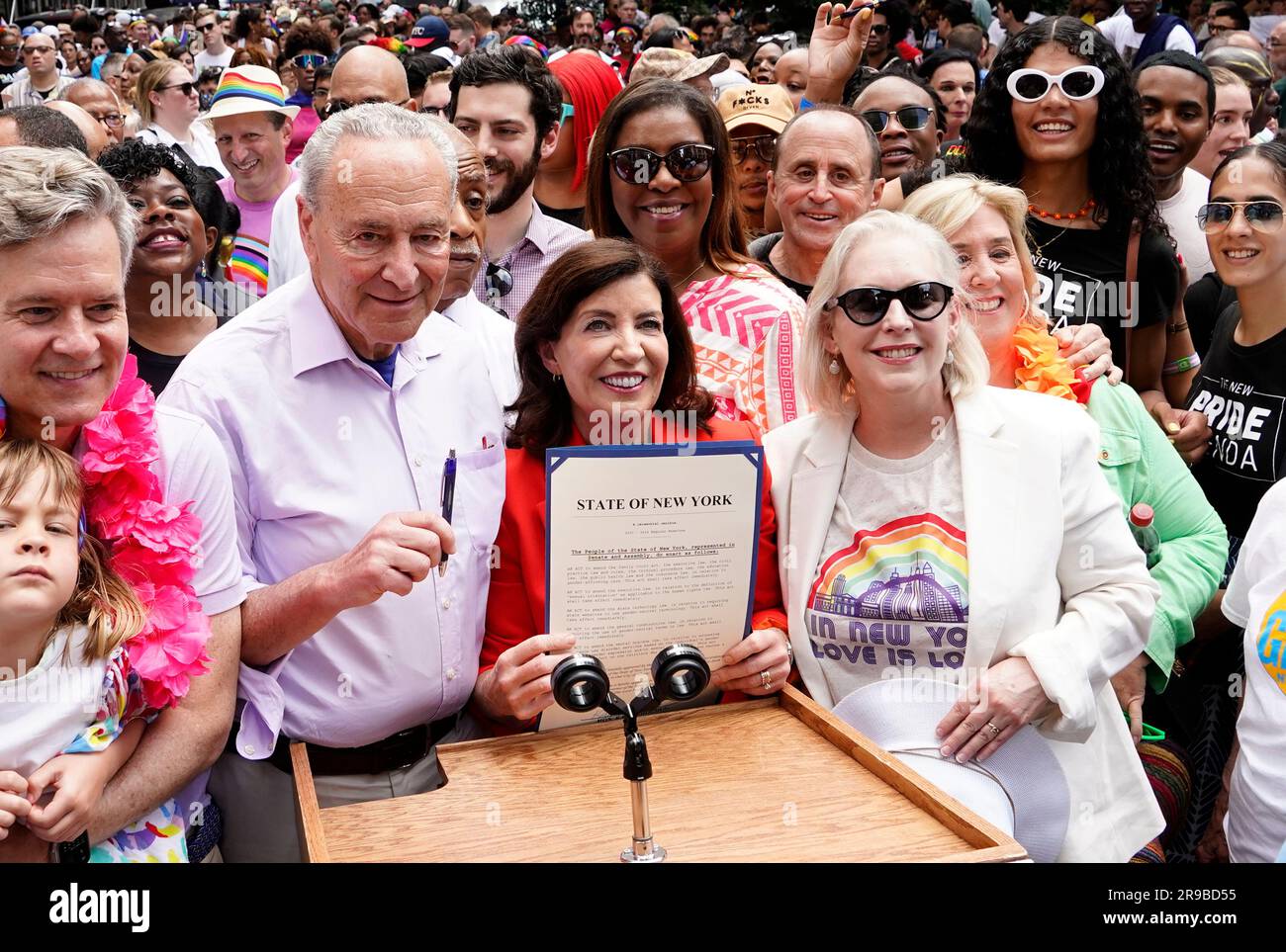 New York, New York, USA. Am 25. Juni 2023 unterzeichnete Chuck Schumer, Kirsten Gillibrand, New York State Govenor Kathy Hochul, ein landesweit führendes Gesetz zum Schutz und zur Bestätigung der LGBTQ-Gemeinde, bevor sie an der jährlichen Pride March in New York City teilnimmt. Gouverneur Hochul unterzeichnete ein bahnbrechendes neues Gesetz, das New York zu einem „sicheren Hafen“ für die Transsituation macht, indem es sicherstellt, dass New York Transjugendliche, ihre Eltern und ihre Ärzte schützt, und ein anderes Gesetz, das ihr Recht auf Suchtbehandlung und Rehabilitation schützt. Der Gouverneur unterzeichnete außerdem drei neue Gesetze, die das Rechtsdokumen aktualisieren Stockfoto