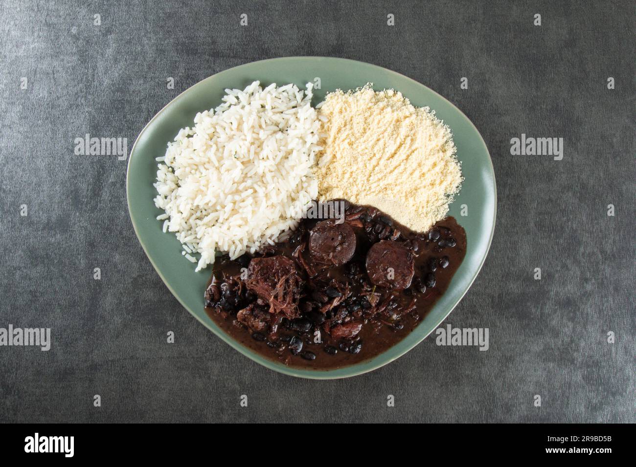 Feijoada. Traditionelles brasilianisches Gericht. Grauer Hintergrund. Stockfoto