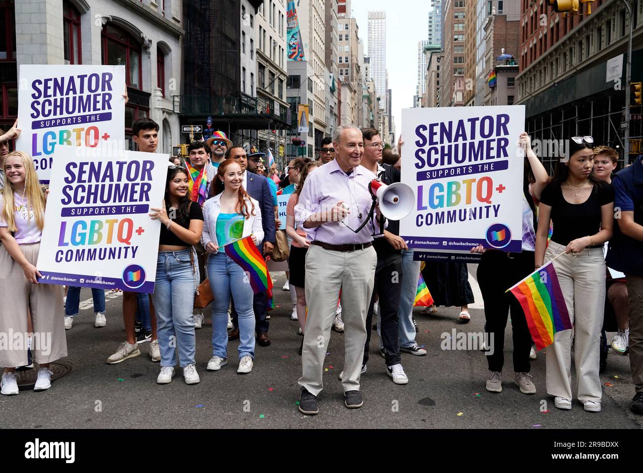 New York, New York, USA. 25. Juni 2023. Sentator Chuck Schumer während der 2023 NY Pride Parade, die an der Fifth Avenue in New York City stattfindet, Donnerstag, 15. Juni 2023. Kredit: Jennifer Graylock/Alamy Live News Stockfoto