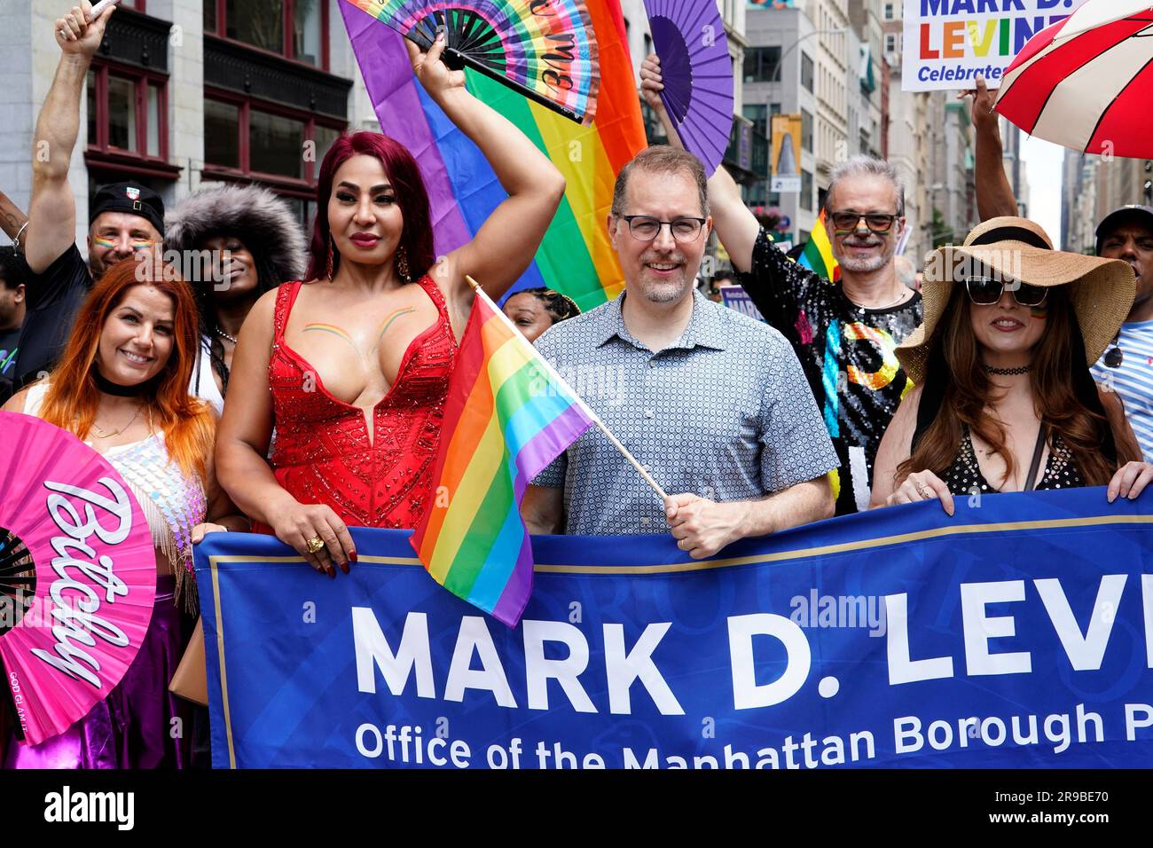 New York, New York, USA. 25. Juni 2023. Mark Levine während der NY Pride Parade 2023, die an der Fifth Avenue in New York City stattfindet, Donnerstag, 15. Juni 2023. Kredit: Jennifer Graylock/Alamy Live News Stockfoto